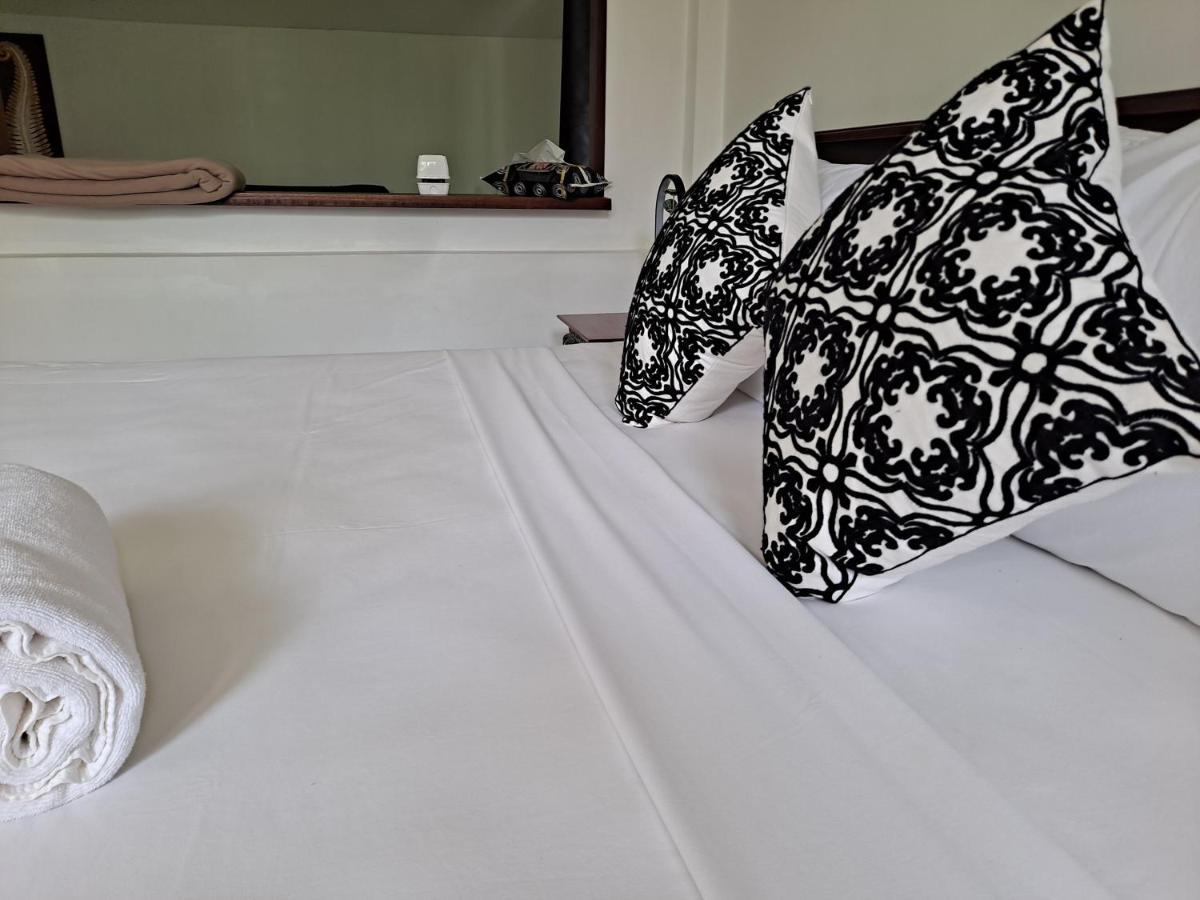 The Beach Boutique Resort Ban Pak Nam Pran Luaran gambar